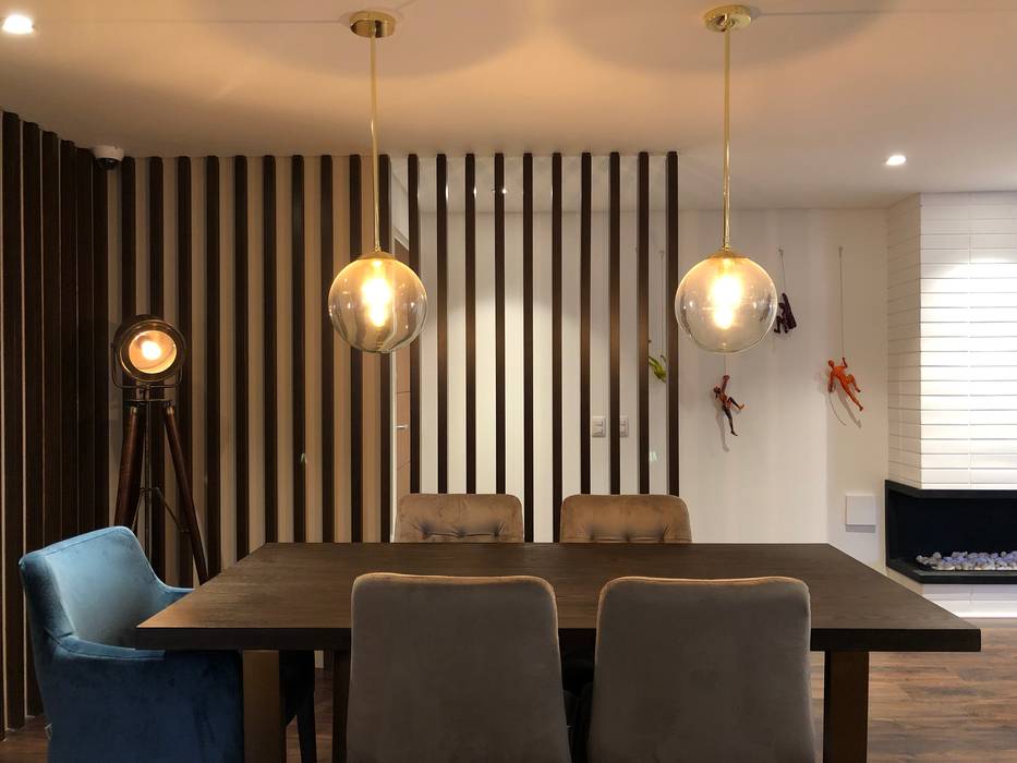 Comedor entrearquitectosestudio Comedores de estilo moderno Madera Acabado en madera lampara descolgada,listones de madera,iluminacion calida