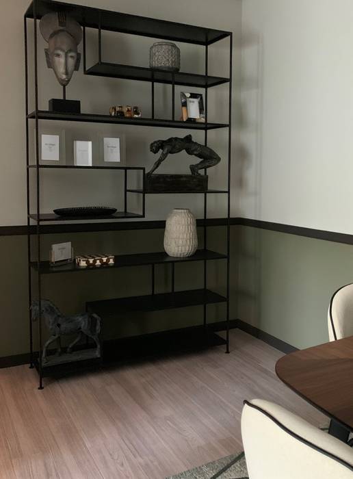 Reabilitação de pequeno apartamento e decoração Inêz Fino Interiors, LDA Corredores, halls e escadas ecléticos Ferro/Aço Cinzento