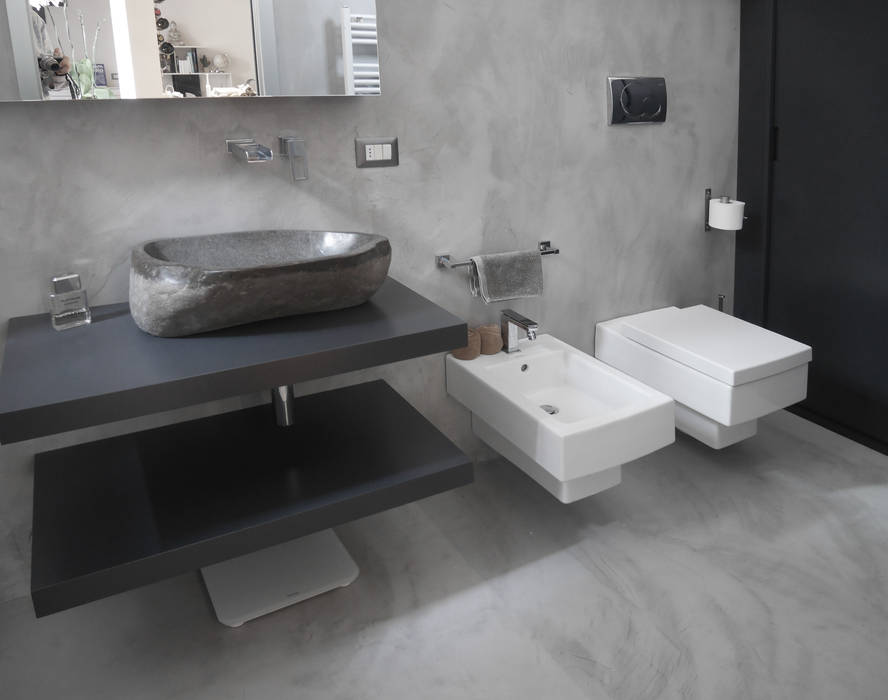 bagno in microcemento grigio studio di progettazione architetto caterina martini Bagno moderno microcemento,resina,grigio,pietra,lavandino in pietra,lavandino appoggio