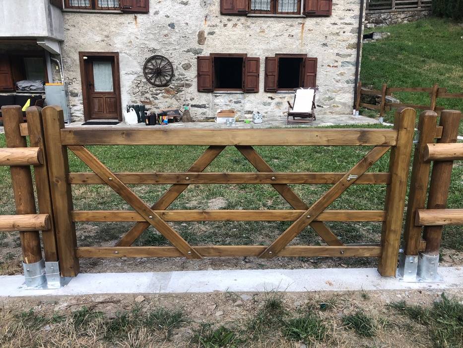 Cancello rustico carrabile in legno ONLYWOOD Giardino in stile rustico Finestra,Pianta,Recinzione a binario diviso,Costruzione,Legna,Sedia,Recinzione,Mobili da esterno,Staccionata,Erba