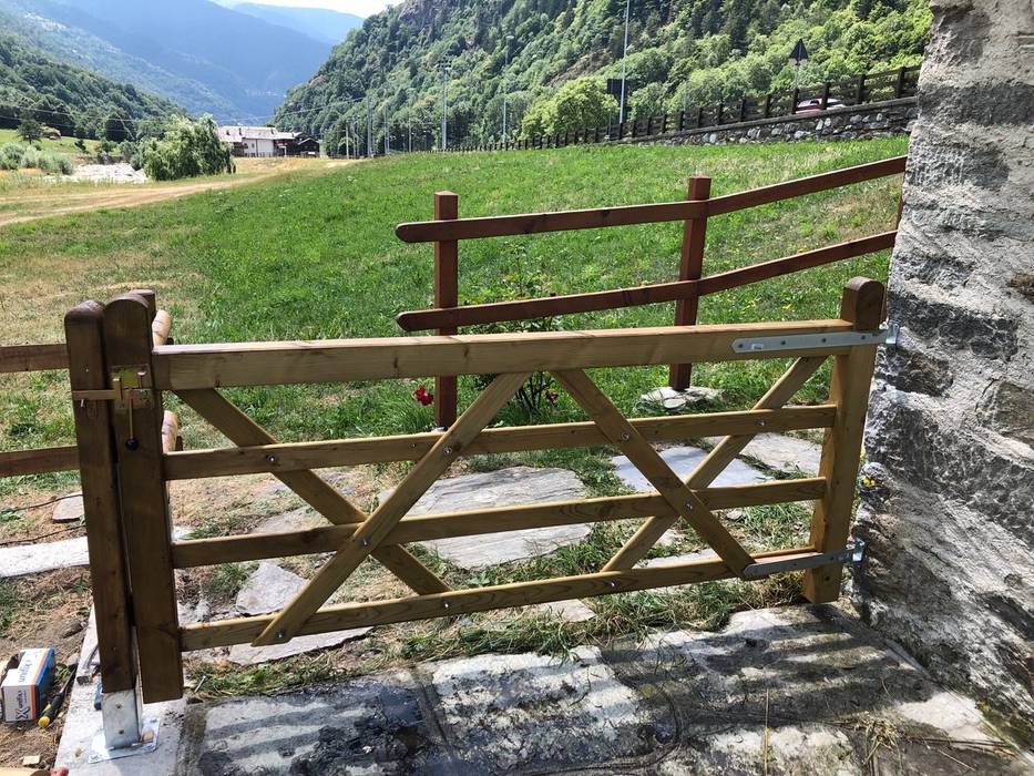 Staccionata in legno in montagna con cancello: Rispetto dell'estetica del luogo, ONLYWOOD ONLYWOOD Rustic style garden