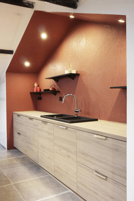 "Marsala" Une cuisine sous les toits, Blanc Corail - Jade Orticoni Blanc Corail - Jade Orticoni Modern Kitchen