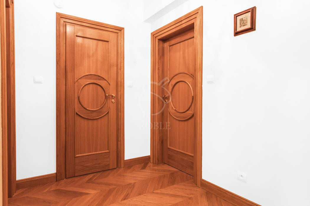 Klasyczne Wnętrze Apartamentu z Antresolą, Roble Roble Puertas de estilo clásico