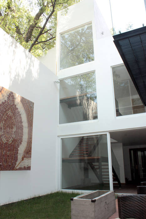 Patio trasero emARTquitectura Arte y Diseño Paredes y pisos de estilo minimalista Concreto muros exteriores,ventanas grandes,patio trasero,cuadors exterior
