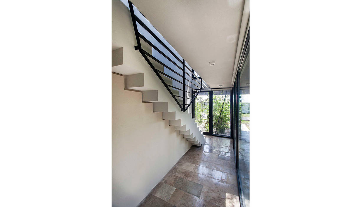 Acceso y escalera Speziale Linares arquitectos Pasillos, vestíbulos y escaleras modernos