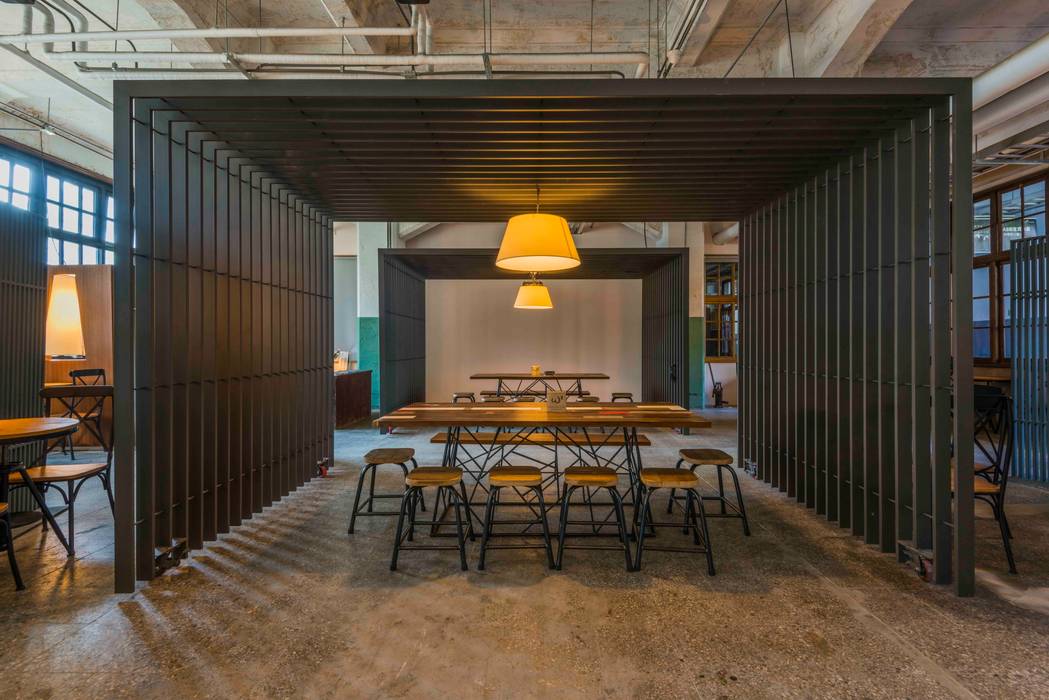 溫暖多人餐飲區 亚卡默设计 Akuma Design 商业空间 強化水泥 餐飲區,休息區,咖啡廳,優雅空間,溫暖空間,商業空間