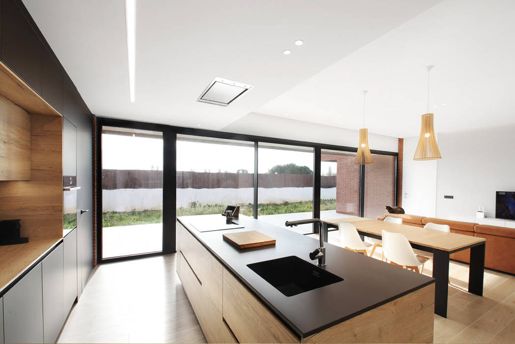 Salon comedor en casa unifamiliar Salou Roger Blasco Arquitectura Cocinas de estilo moderno