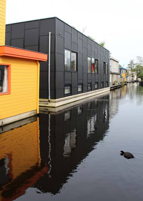 Woonboot waterwoning, Julius Taminiau Architects Julius Taminiau Architects Eengezinswoning Hout Hout Water,Raam,Het opbouwen van,Meer,Lucht,Waterlichaam,Vogel,Huis,Waterloop,Stedelijk ontwerp