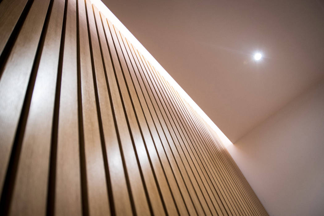 Ristrutturazione di interni e disegno arredi su misura, Architetto Marco Bartolucci Architetto Marco Bartolucci Asian style corridor, hallway & stairs