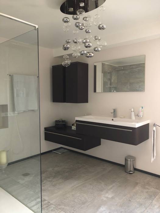Salle de bains design CSInterieur Salle de bain moderne lustre bulles verre,meuble vasque décalé