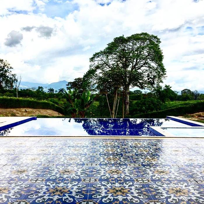 Casa campestre (Baldosín Rabo de gallo), SANTA ELENA BALDOSINES ARTESANALES S.A.S SANTA ELENA BALDOSINES ARTESANALES S.A.S 家庭用プール