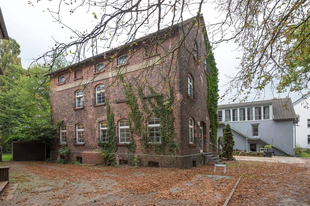 Verkauf der Alten Kornbrennerei, CENTURY 21 Schmittmann & Kollegen CENTURY 21 Schmittmann & Kollegen Villa Anlage,Himmel,Gebäude,Fenster,Baum,Leuchte,Holz,Grundstück,Haus,Gras