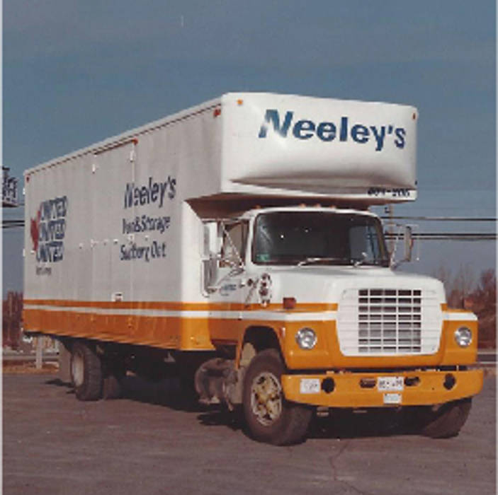 Neeley's Van & Storage, Neeley's Van & Storage Neeley's Van & Storage 嬰兒房/兒童房 桌椅