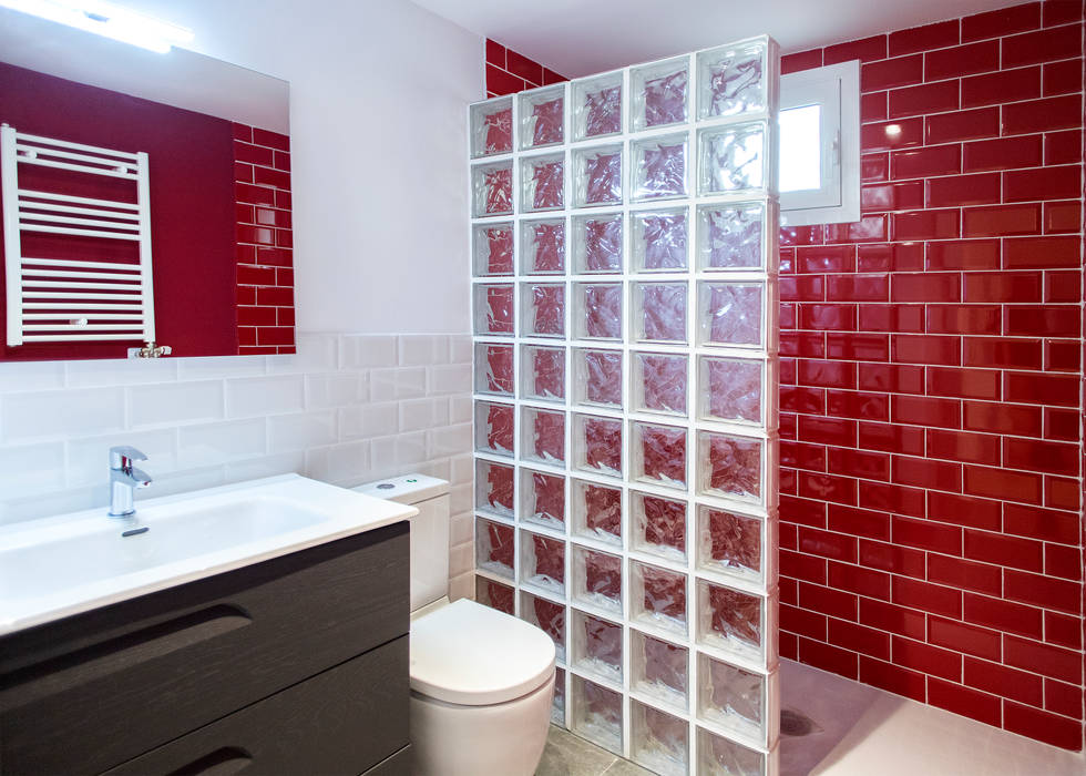 Diseño baño Grupo Inventia Baños de estilo moderno Azulejos baño,reofrma baño,interiorismo,azulejos,blanco,rojo