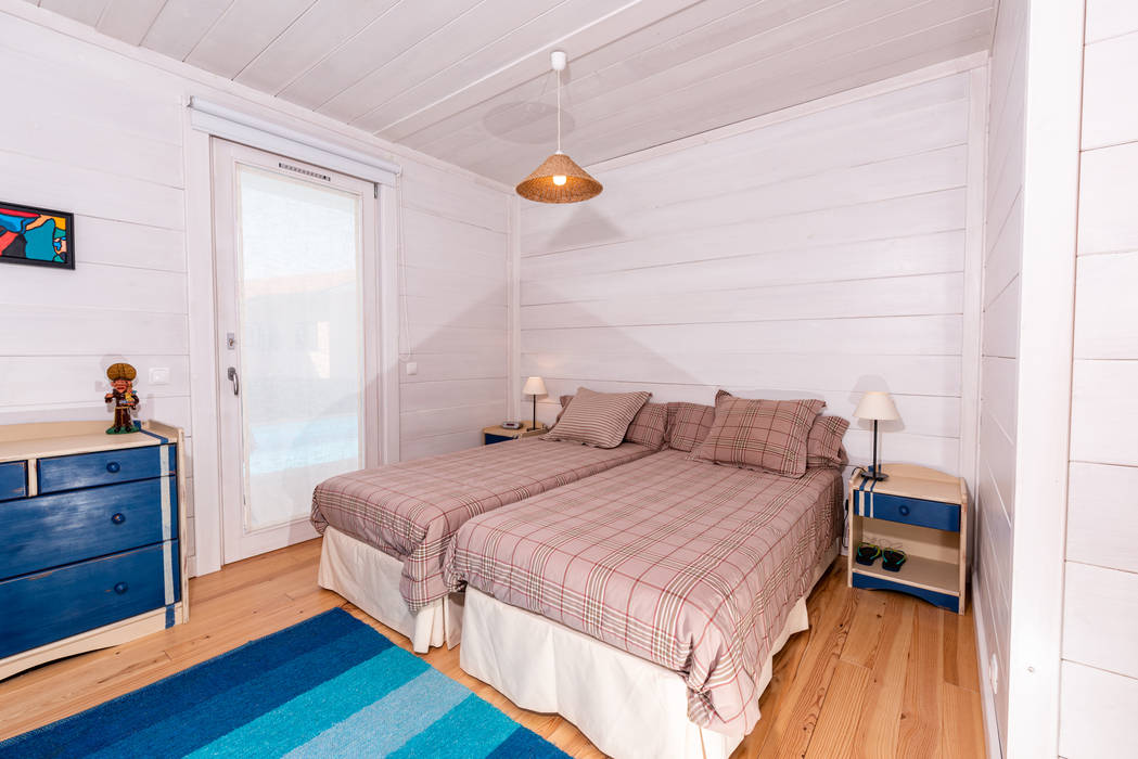 Uma casa de férias para viver todo o ano RUSTICASA Quartos pequenos Madeira Acabamento em madeira Rusticasa,casa de madeira,casa pré-fabricada,madeira