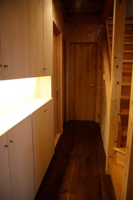 OSB House, 株式会社高野設計工房 株式会社高野設計工房 Scandinavian style corridor, hallway& stairs