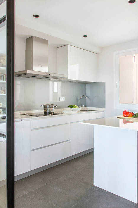 Reforma y Amueblamiento en vivienda piso en zona La Paz II homify Cocinas de estilo moderno cocina, muebles cocina, cocina blanca, encimera blanca, campara exenta, isla, cocina con isla