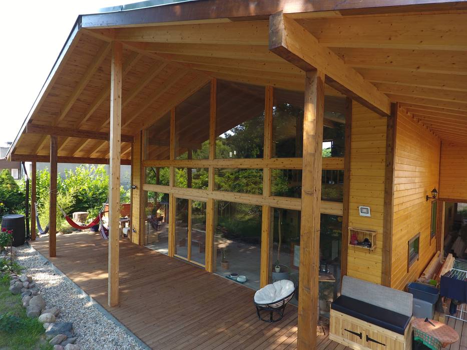 Wohnen mit der Natur im Haus "Taunus" auf 150 qm, THULE Blockhaus GmbH - Ihr Fertigbausatz für ein Holzhaus THULE Blockhaus GmbH - Ihr Fertigbausatz für ein Holzhaus Scandinavian style balcony, veranda & terrace Wood Wood effect