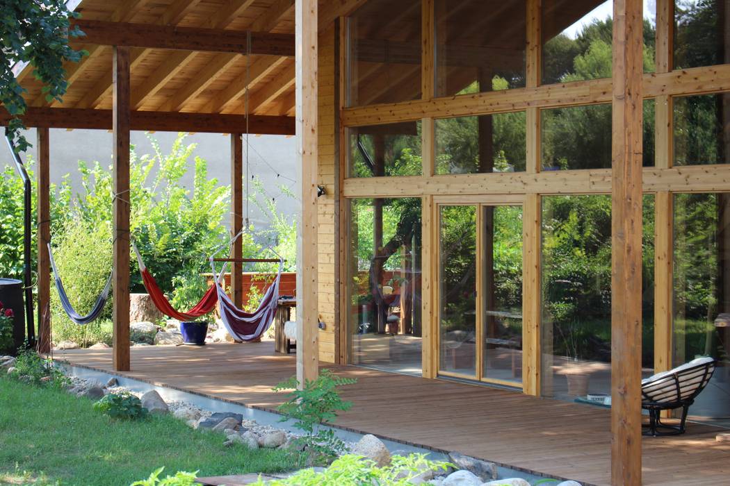 Wohnen mit der Natur im Haus "Taunus" auf 150 qm, THULE Blockhaus GmbH - Ihr Fertigbausatz für ein Holzhaus THULE Blockhaus GmbH - Ihr Fertigbausatz für ein Holzhaus Scandinavian style balcony, veranda & terrace Wood Wood effect