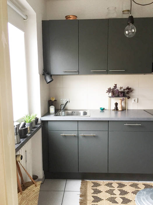Privatwohnung Maxvorstadt · München, KANOS Design KANOS Design Modern kitchen Wood-Plastic Composite Grey