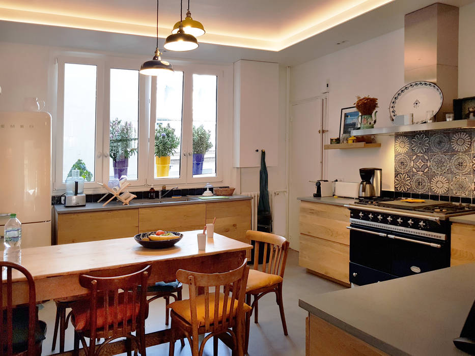 Modernisation d'un appartement haussmannien 250 m2, Créateurs d'Interieur Créateurs d'Interieur مطبخ ذو قطع مدمجة