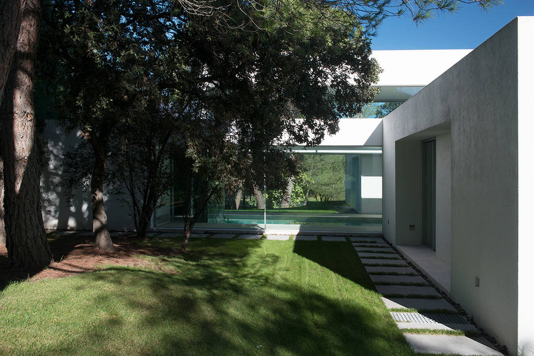 Fachada, piscina y jardín Otto Medem Arquitecto vanguardista en Madrid Casas unifamilares