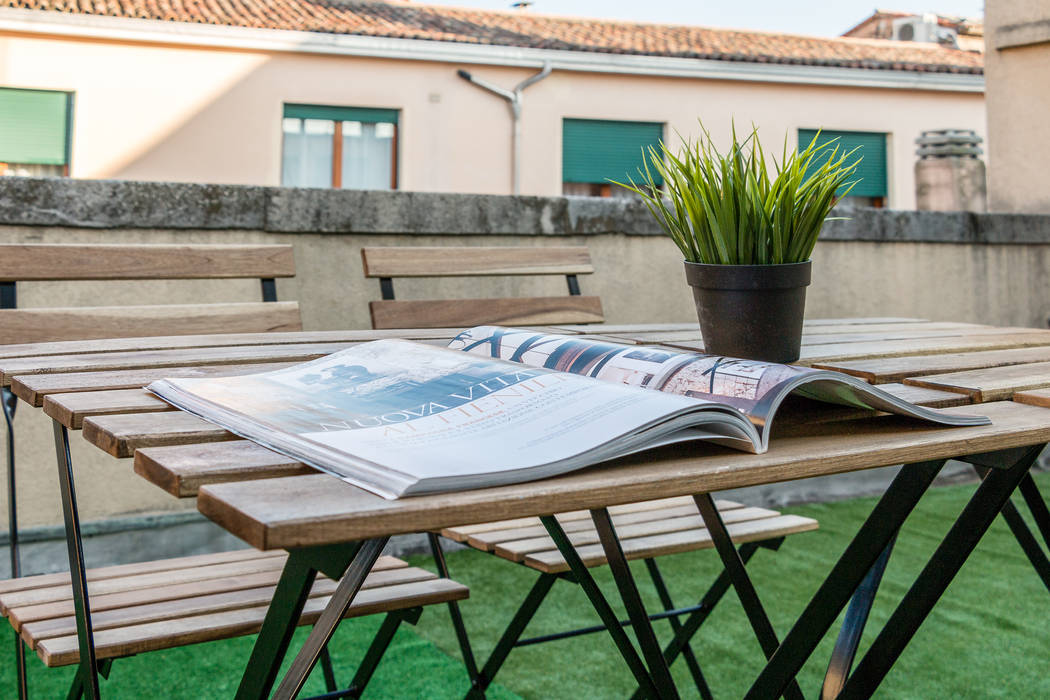 Home staging di stanze per studenti a Padova, Valorizza e Vendi Valorizza e Vendi Modern style balcony, porch & terrace