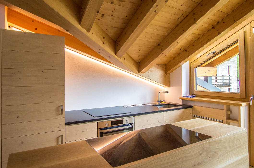 Nuovo Impianto di illuminazione domestico a LED per casa in montagna, Monico Impianti Monico Impianti 置入式廚房 木頭 Wood effect