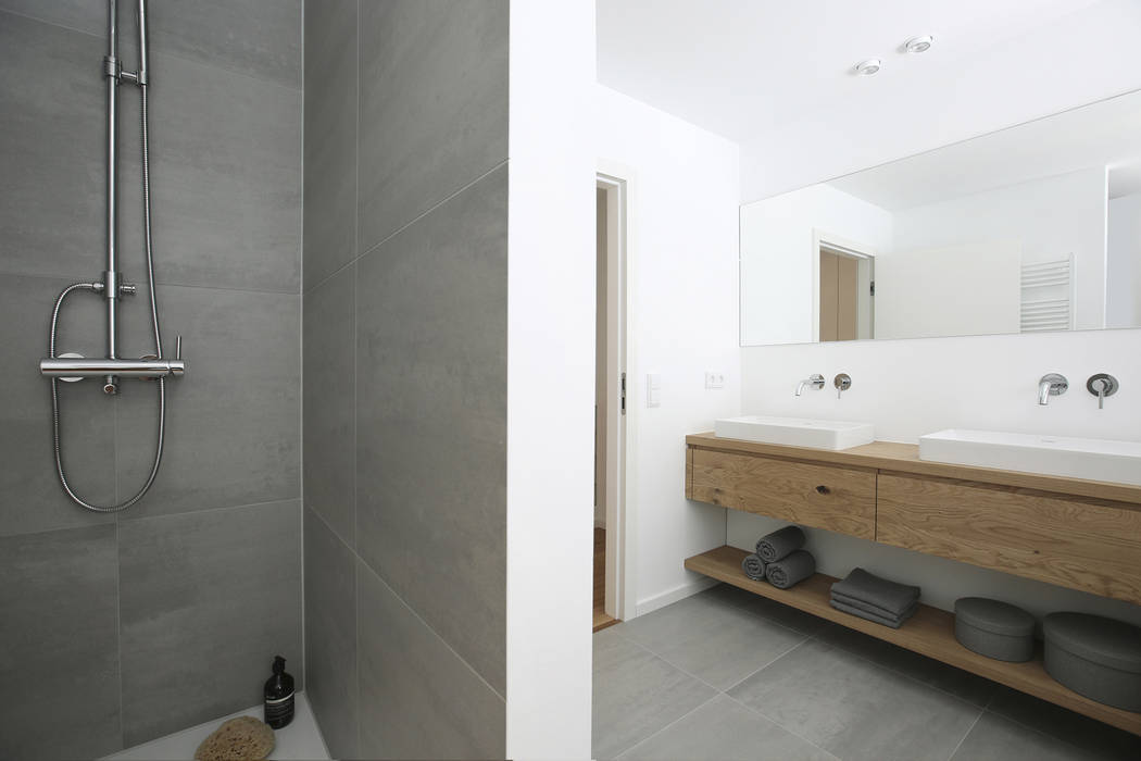 PRIVATHAUS IM TAUNUS, Eva Lorey Innenarchitektur Eva Lorey Innenarchitektur Minimalist style bathrooms Tiles