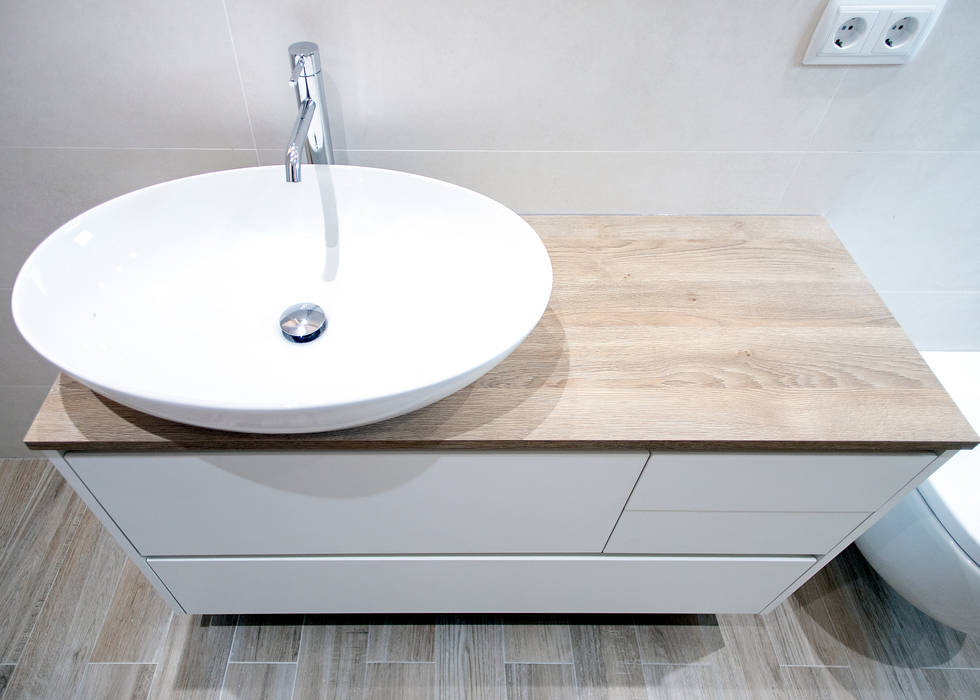 Mueble de baño Grupo Inventia Baños de estilo moderno Compuestos de madera y plástico