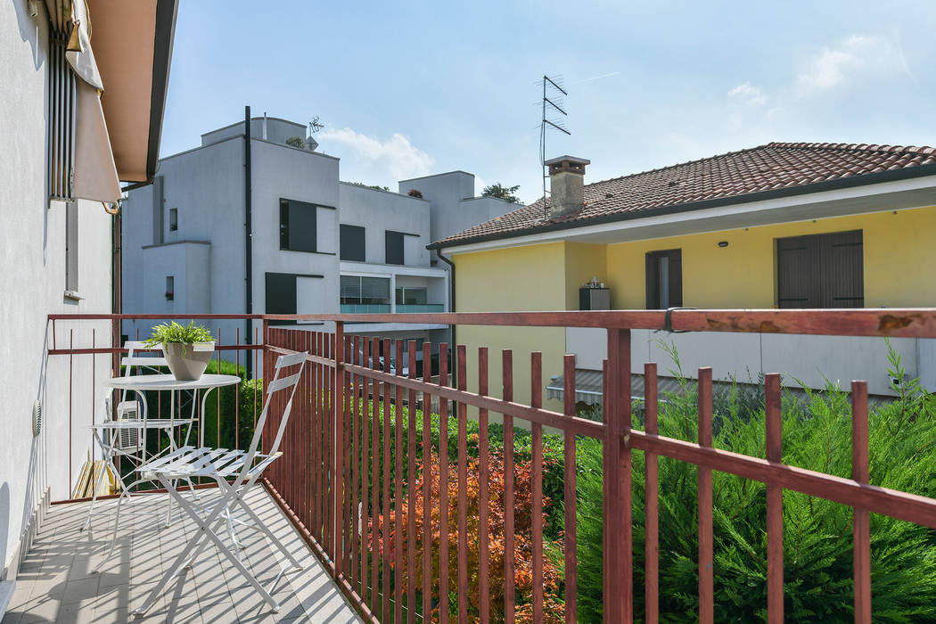 Home staging appartamento a Mirano (VE), Valorizza e Vendi Valorizza e Vendi Modern style balcony, porch & terrace
