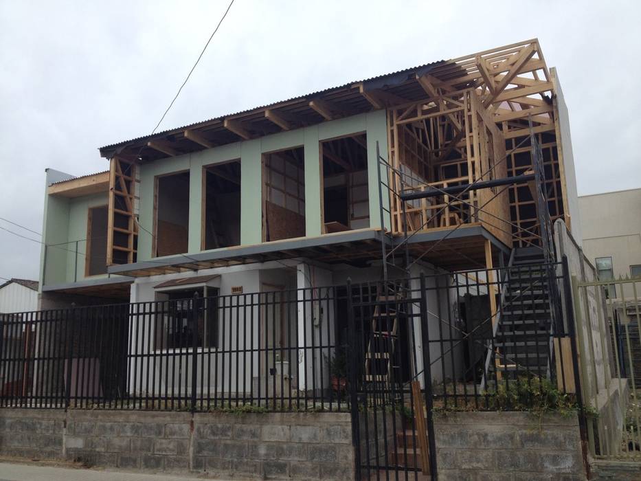 Ampliacion Casa, GSE construcción GSE construcción 木造住宅 合板（チップボード）