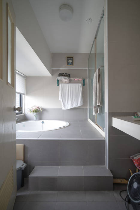 Jyue's Bathroom | Before 裝修前1 有隅空間規劃所 Modern bathroom Tiles