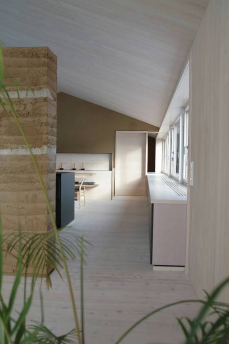 Freistehende stampflehm-wand als trenner zwischen küche ...