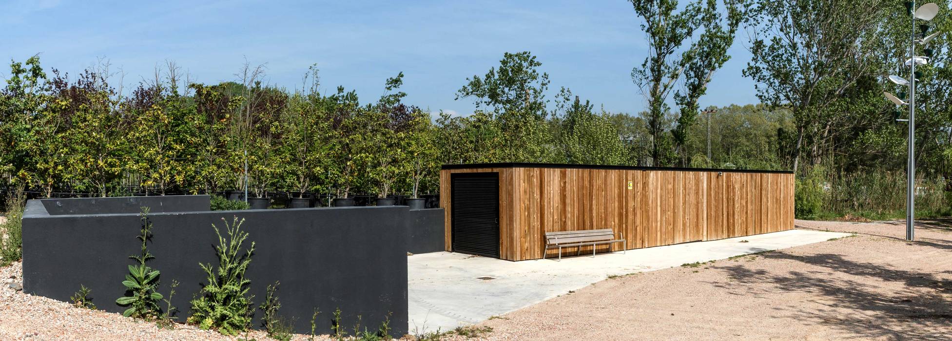 Caseta de campo de estilo nórdico minimalista para Santa&Cole, Esteve Arquitectes Esteve Arquitectes Garden Shed Solid Wood Multicolored