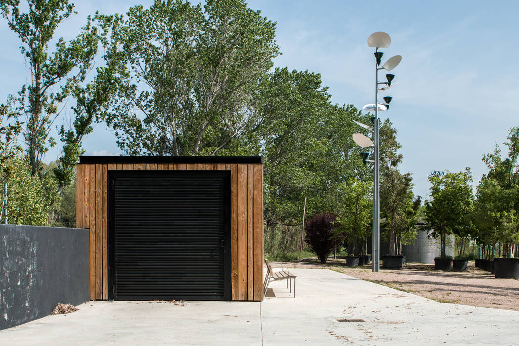 Caseta de campo de estilo nórdico minimalista para Santa&Cole, Esteve Arquitectes Esteve Arquitectes Estábulos e galpões de jardins Madeira maciça Multi colorido