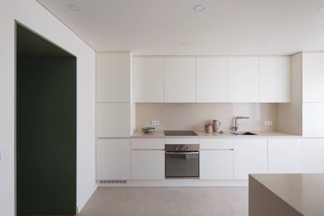 Carnide Apartment Cozinhas minimalistas por Lola Cwikowski Studio Minimalista