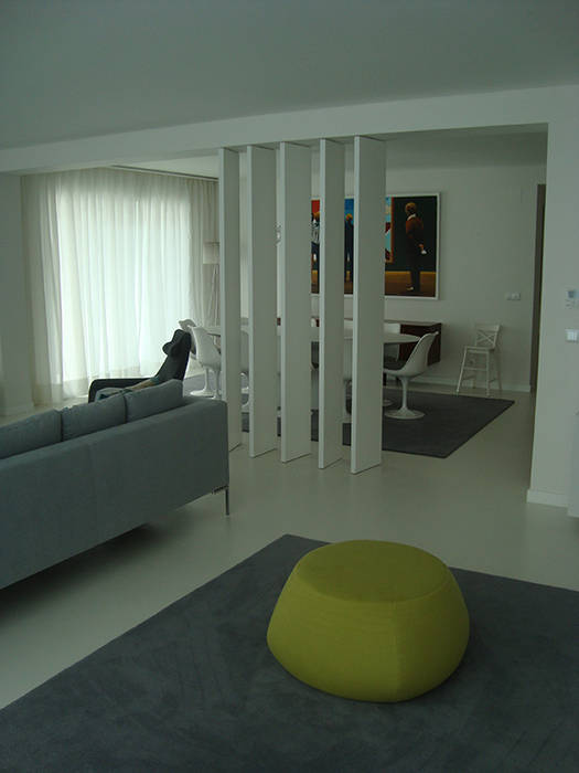 Sala de estar e jantar separadas por réguas pivotantes AlexandraMadeira.Ac - Arquitectura e Interiores Salas de estar modernas