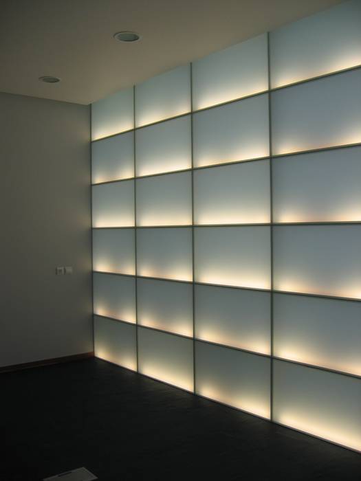 Parede de escritório iluminada AlexandraMadeira.Ac - Arquitectura e Interiores Espaços de trabalho ecléticos