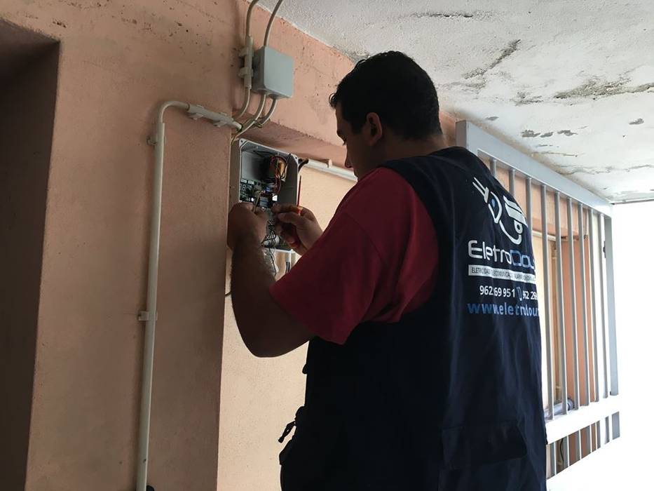 Instalação / Assistência técnica de portas e automatismos, EletroDouro EletroDouro Garage Doors Chipboard