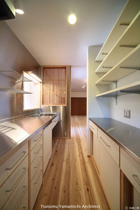 焼杉の家 ～野津のリノベーション～, 山道勉建築 山道勉建築 Built-in kitchens Wood Wood effect