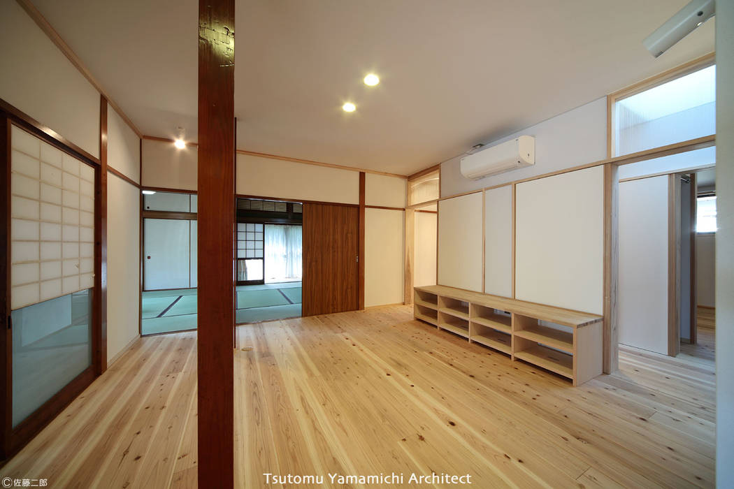 焼杉の家 ～野津のリノベーション～, 山道勉建築 山道勉建築 Scandinavian style living room Wood Wood effect