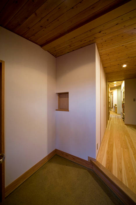 木蔭の家, 山道勉建築 山道勉建築 Scandinavian corridor, hallway & stairs Wood Wood effect