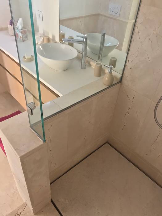 Reforma apartamento Sta. Ponça. Baño invitados FOCUS Arquitectura Baños de estilo minimalista Caliza piedra natural, plato de ducha, desagüe oculto