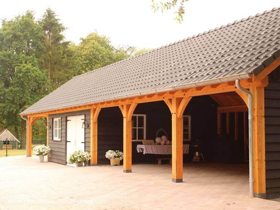 Grote houten schuur / bijgebouw met overkapping, carport, werkplaats en zolder., HAVA | Houtbouw HAVA | Houtbouw برجولا للسيارة خشب Wood effect