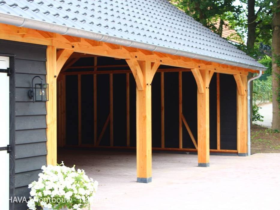 Grote houten schuur / bijgebouw met overkapping, carport, werkplaats en zolder., HAVA | Houtbouw HAVA | Houtbouw Garagens abertas Madeira Acabamento em madeira