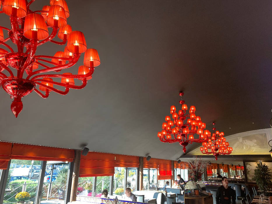 Restaurant, Belgium, with Coco MULTIFORME® lighting Столовая комната в классическом стиле