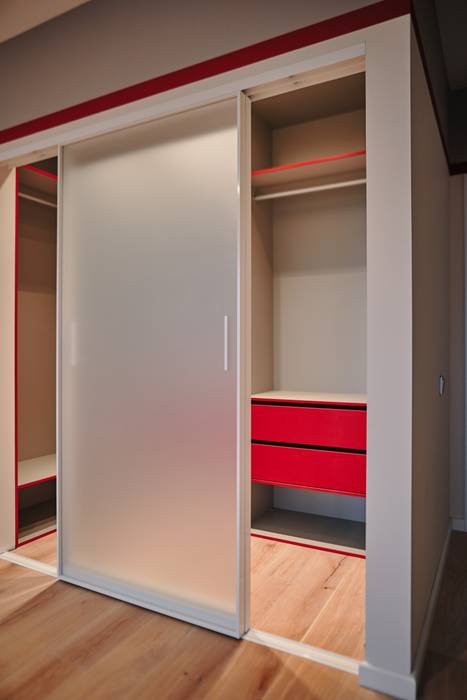 Razdvizhnye Dveri Raumplus Garderobnaya V Stile Minimalizm Ot Raumplus Minimalizm Homify