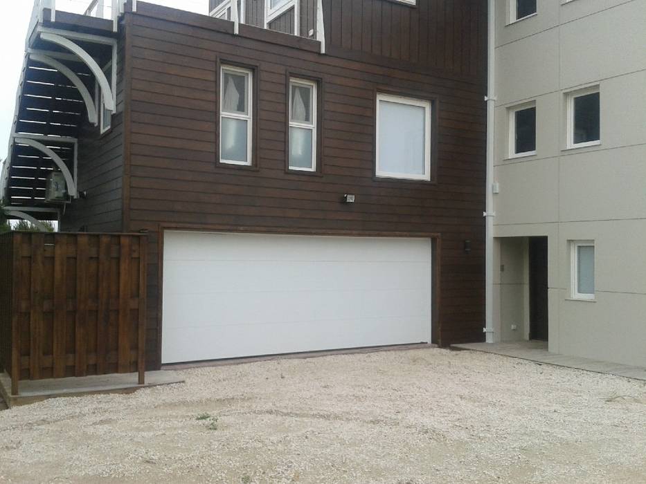 PORTON SECCIONAL DE GARAGE FERMOD, FERMOD SACIFeI FERMOD SACIFeI Garage/shed Garages & sheds