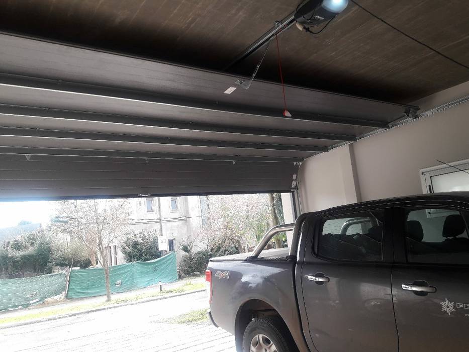 PORTON SECCIONAL DE GARAGE FERMOD, FERMOD SACIFeI FERMOD SACIFeI Garage/shed Garages & sheds